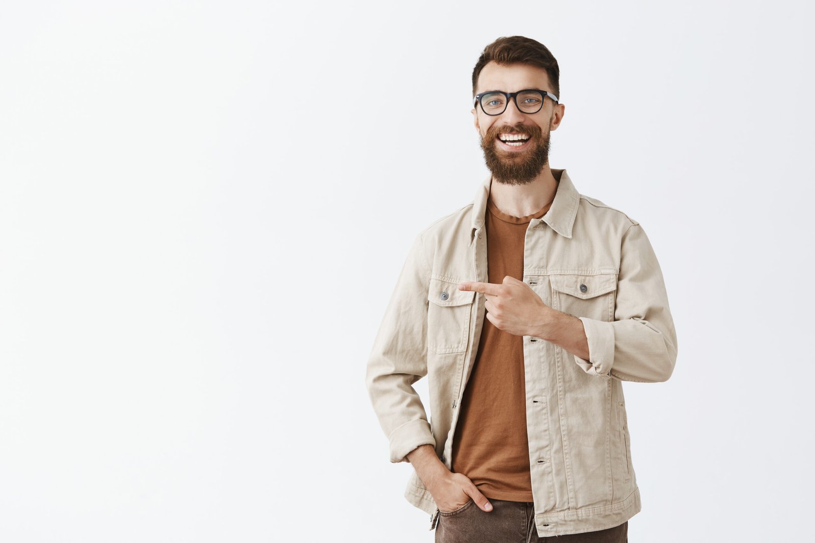 Transporte Executivo 12 handsome bearded man glasses posing against white wall scaled